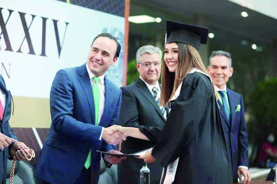 Apadrina Manolo nuevos abogados