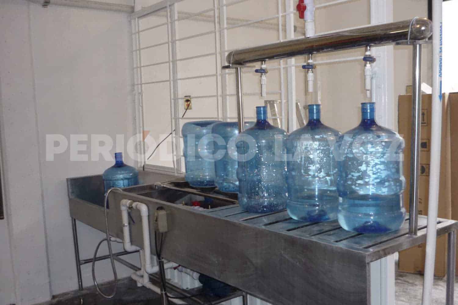 Aguas con comprar agua “purificada” a granel; “lo barato, puede salir caro”