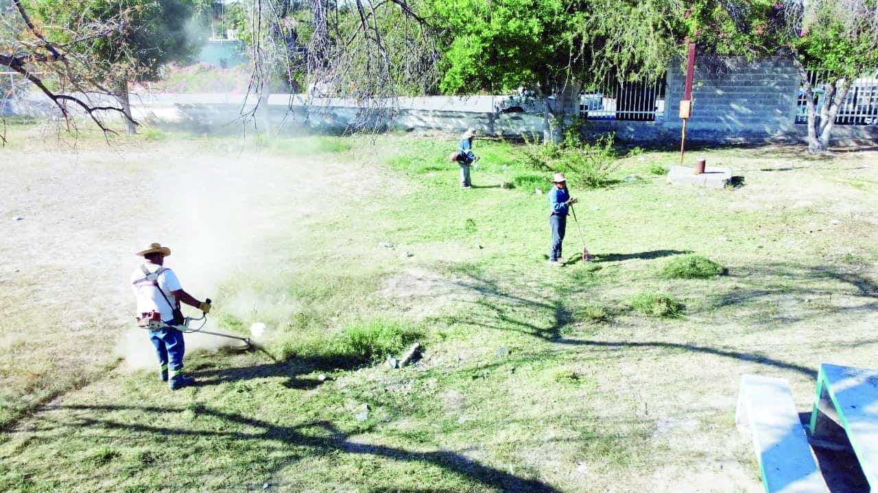 Pintan escuela Año de Juárez