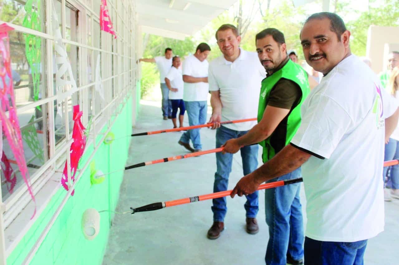 Pintan escuela Año de Juárez