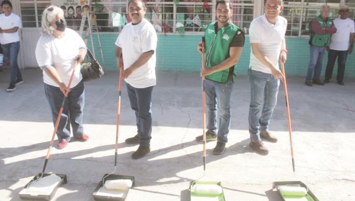 Pintan escuela Año de Juárez