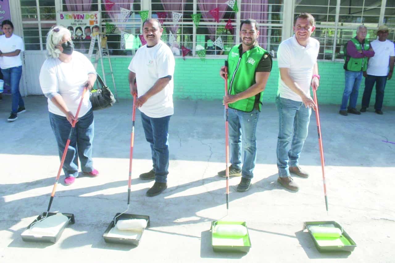 Pintan escuela Año de Juárez