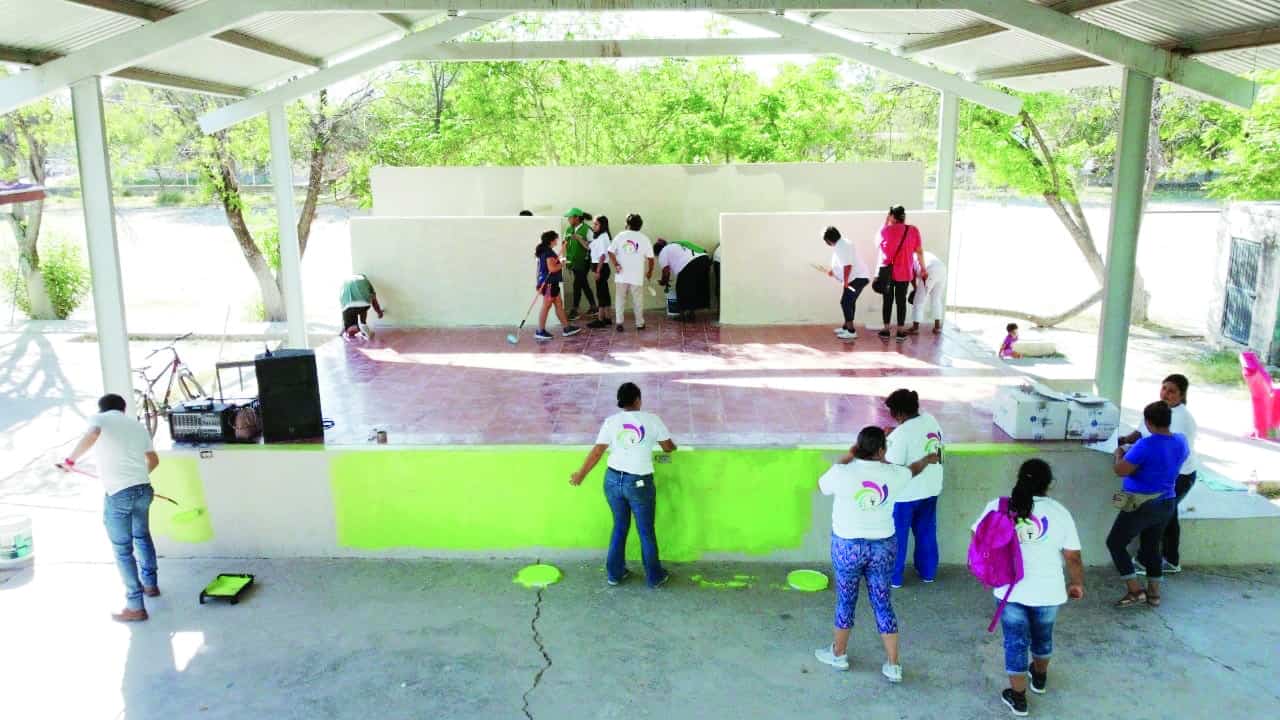 Pintan escuela Año de Juárez
