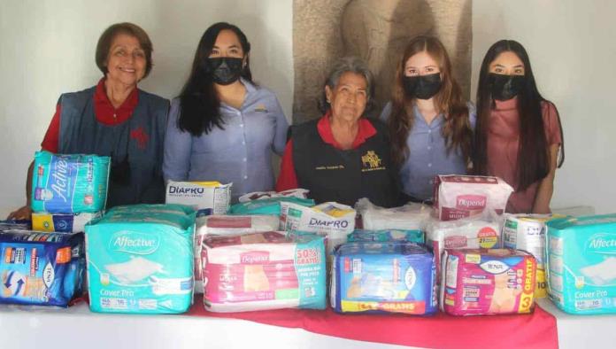 Dona GIK pañales al Asilo de Ancianos