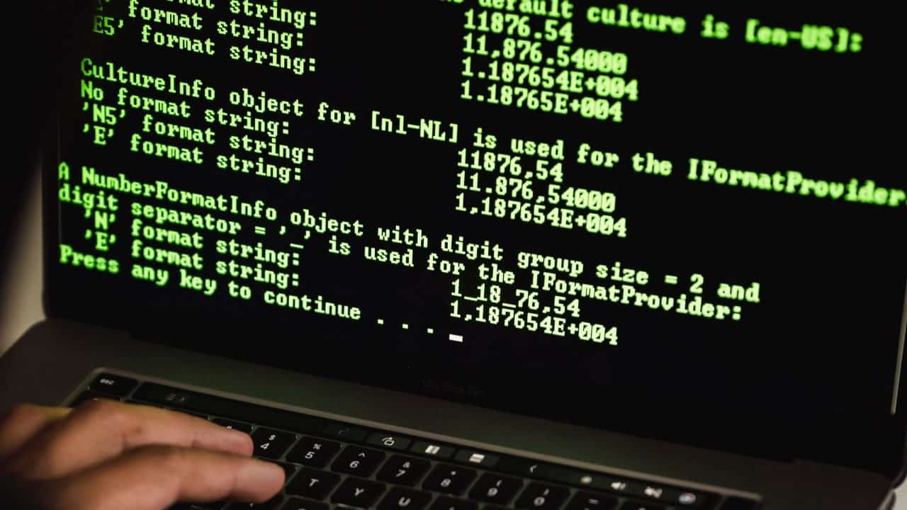 Hackeo de la Sedena revela más información que el hackeo de Julian Assange