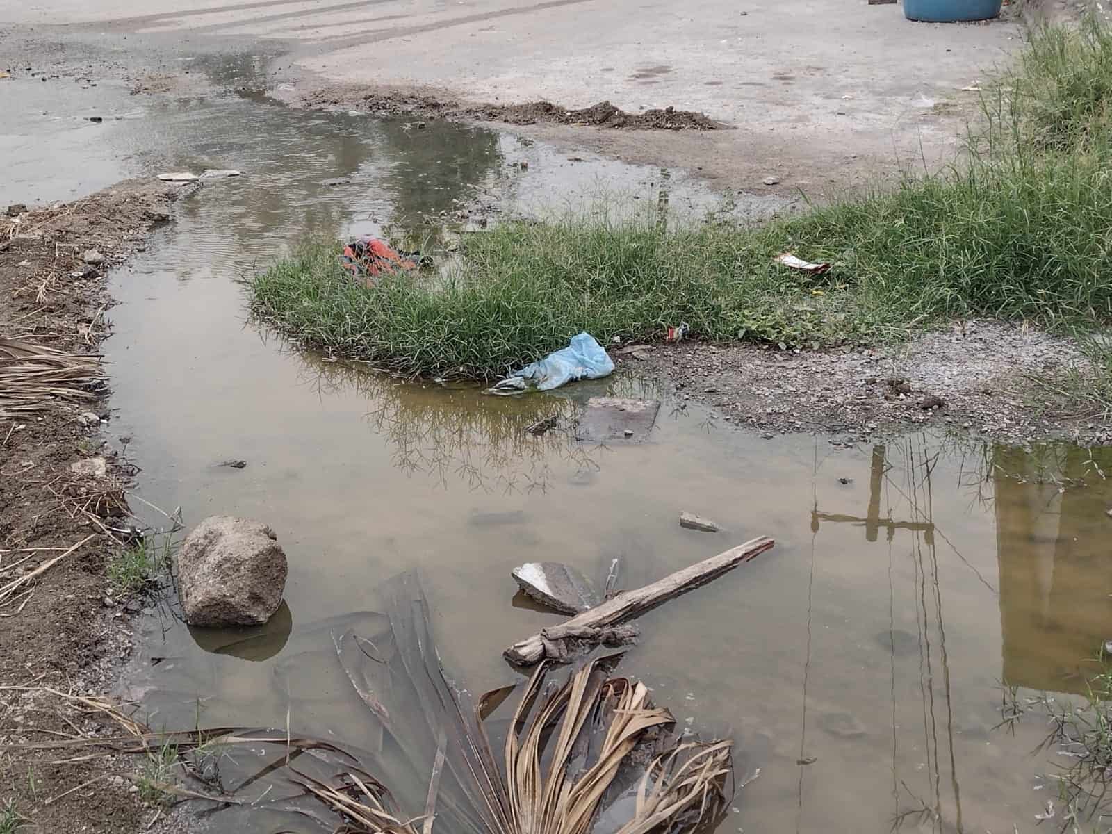 Piden auxilio por fuga en alcantarilla