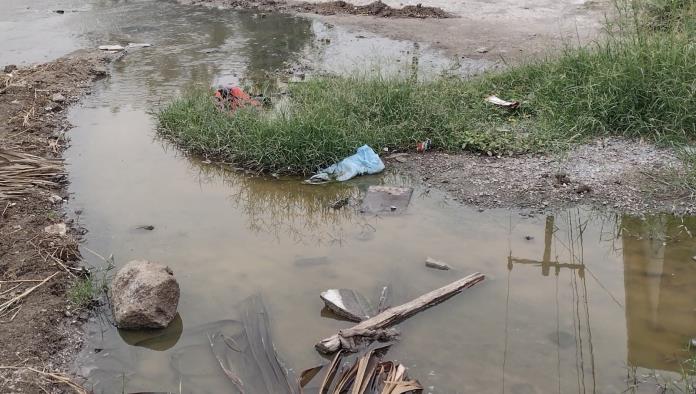 Piden auxilio por fuga en alcantarilla