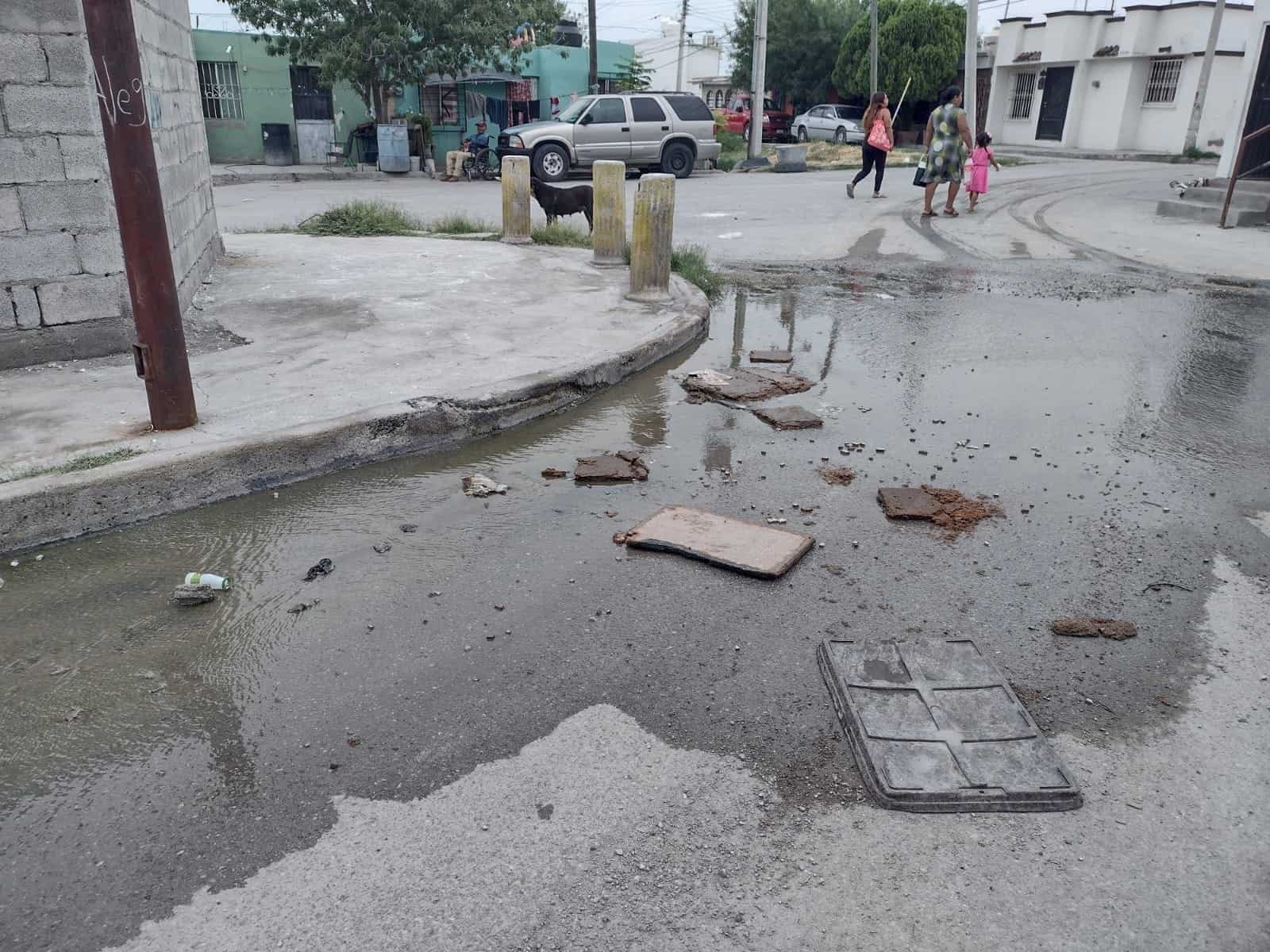 Piden auxilio por fuga en alcantarilla