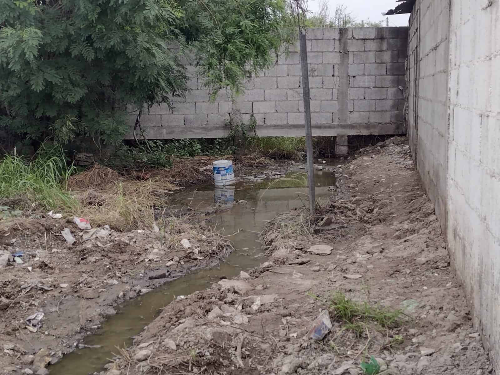 Piden auxilio por fuga en alcantarilla