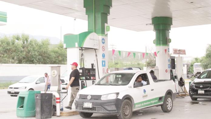 Compra gasolina y no sube “aguja”