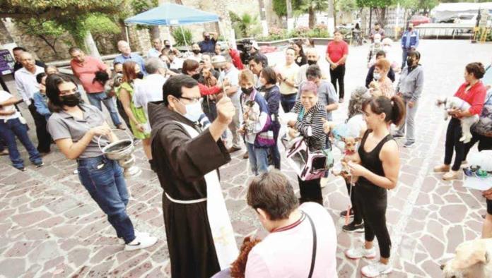 Retoman tradición de bendecir a mascotas