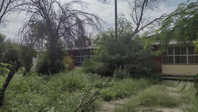 Solicitan limpieza y deshierbe de escuela