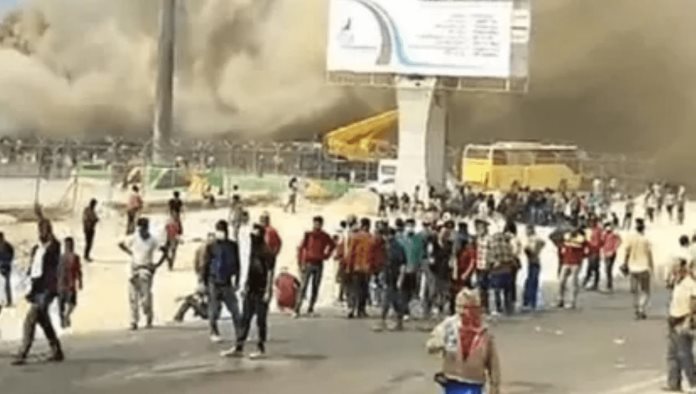 Protestas en Irán llegan a las refinerías; Obreros abandonan refinerías