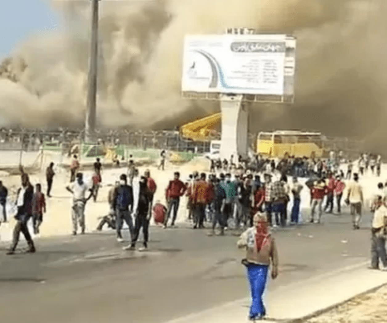 Protestas en Irán llegan a las refinerías; Obreros abandonan refinerías