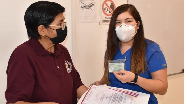 Entrega Escuela de Enfermería de Sabinas 24 títulos a alumnos