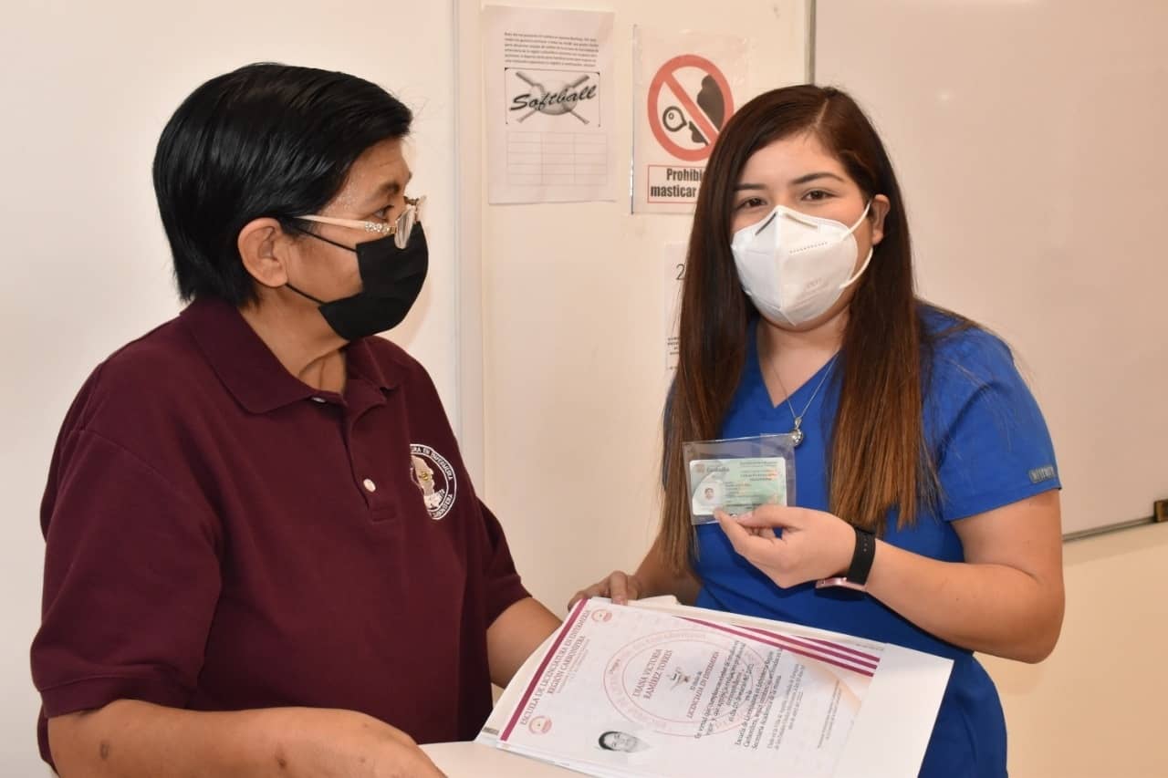 24 alumnos recibieron sus documentos que los acreditan como licenciados en enfermería.