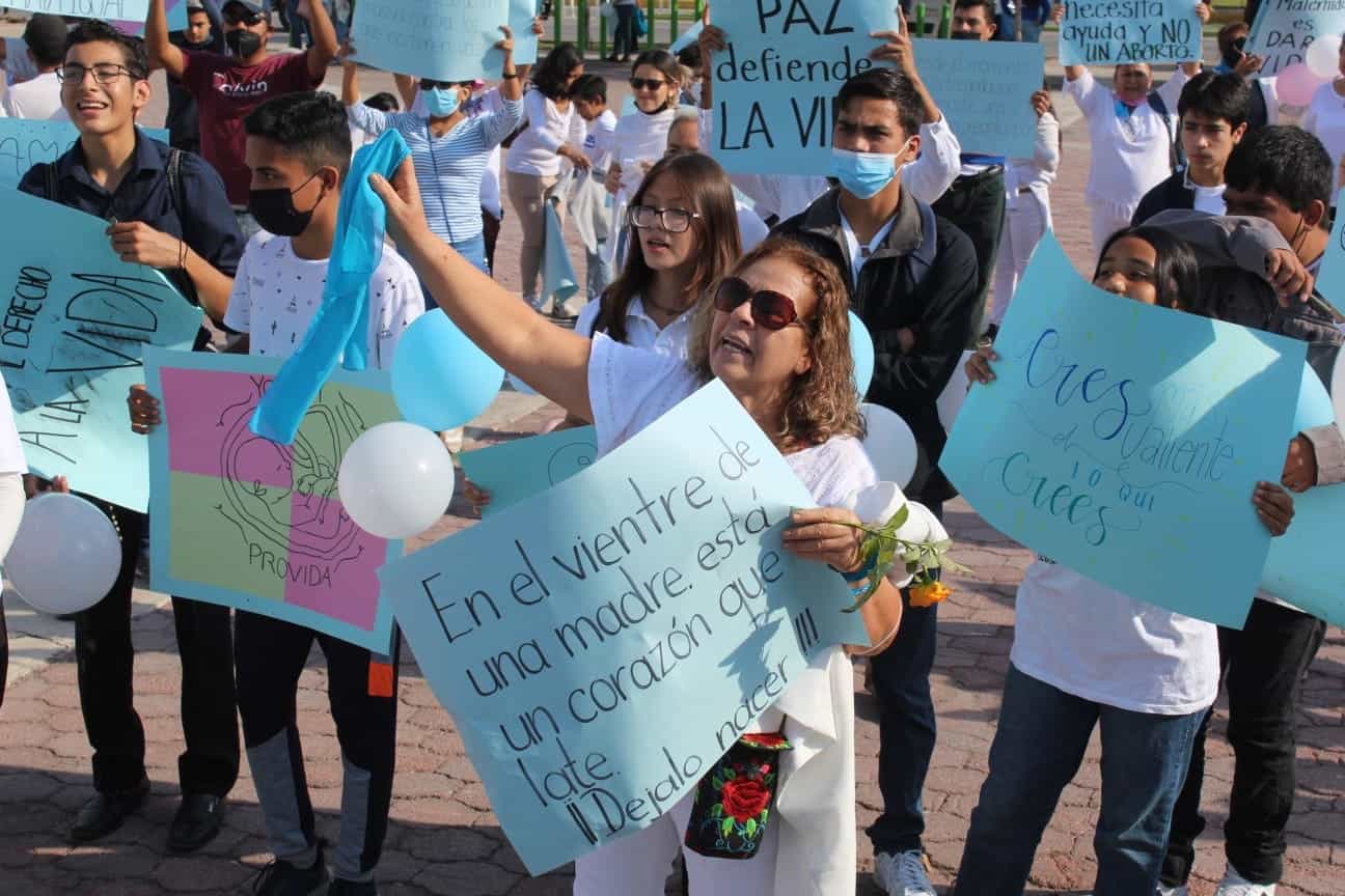 Marchan a favor de la vida