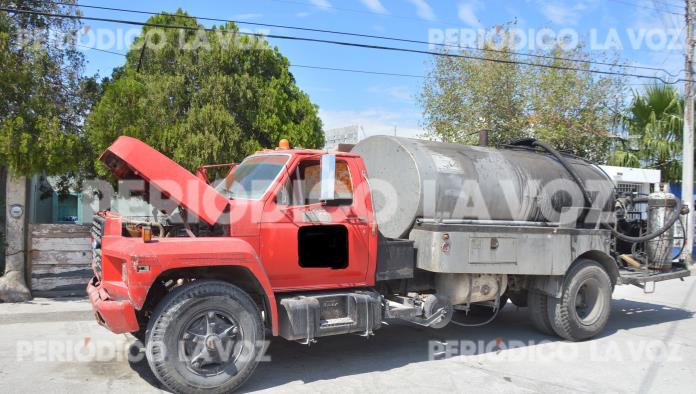 Choca y agrede a automovilista