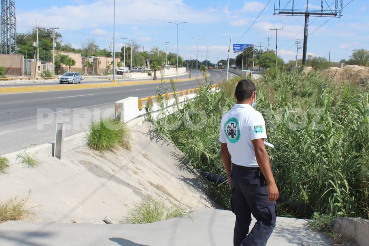 Hombre intentaba lanzarse de la orilla de un puente