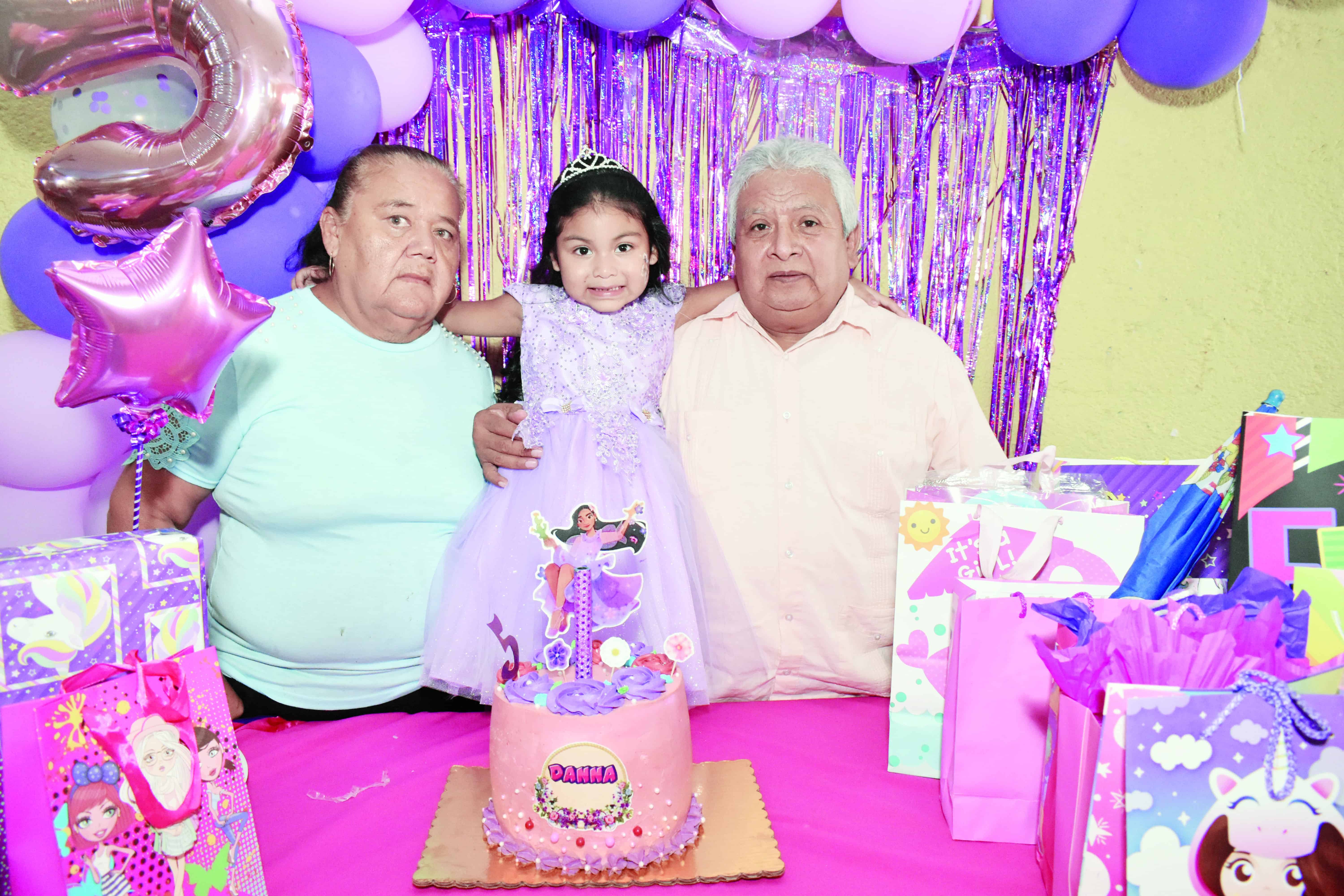 Danna apaga 5 velitas