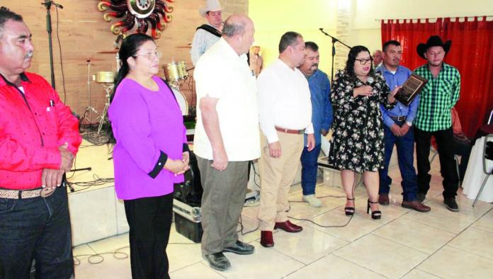 Reconocen burócratas al alcalde