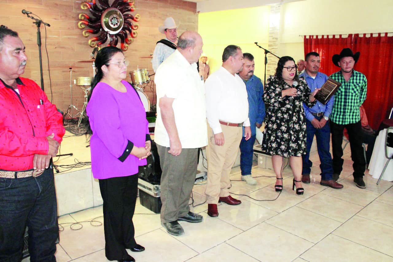 La mesa directiva del Sindicato Único de Trabajadores al Servicio del Municipio de Castaños entregó al alcalde un reconocimiento.