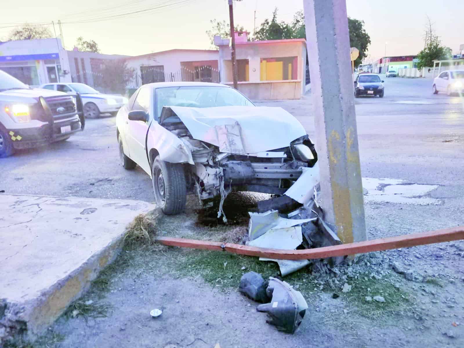 Se queda dormido y rebota en poste 