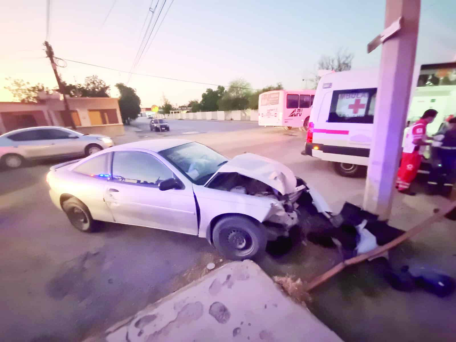 Se queda dormido y rebota en poste 
