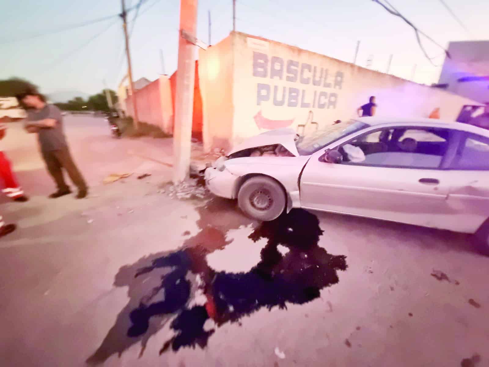 Se queda dormido y rebota en poste 