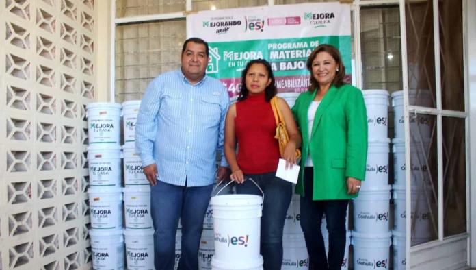 Adquieren sabinenses pintura e impermeabilizante a bajo costo