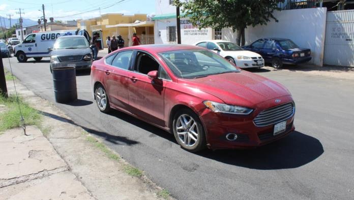 Invade carril y la chocan
