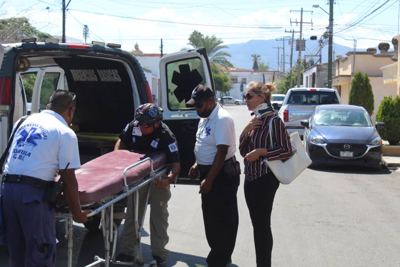 Invade carril y la chocan