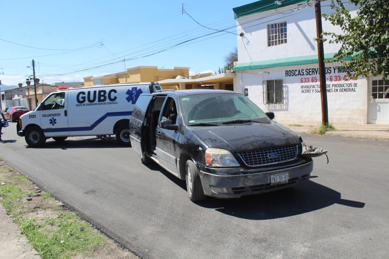 Invade carril y la chocan