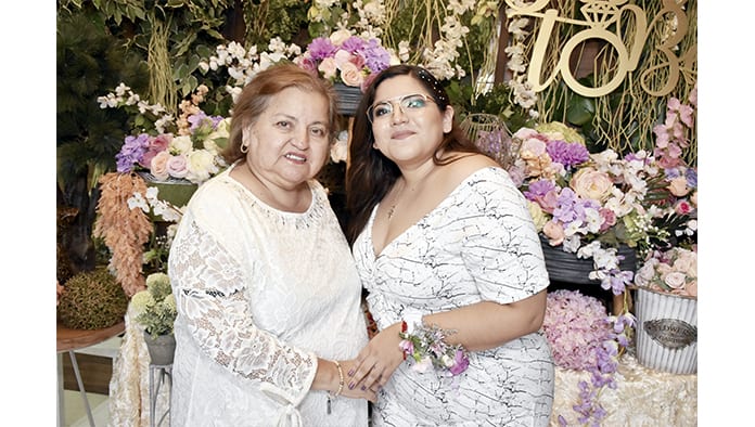 Denisse en camino hacia el altar
