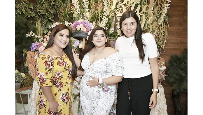 Denisse en camino hacia el altar