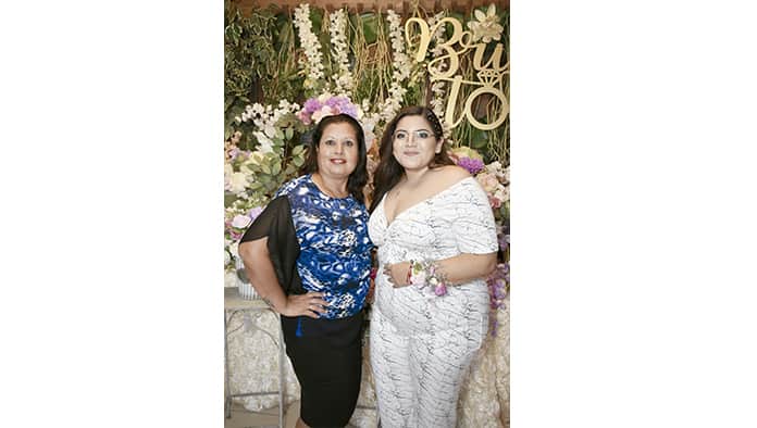 Denisse en camino hacia el altar