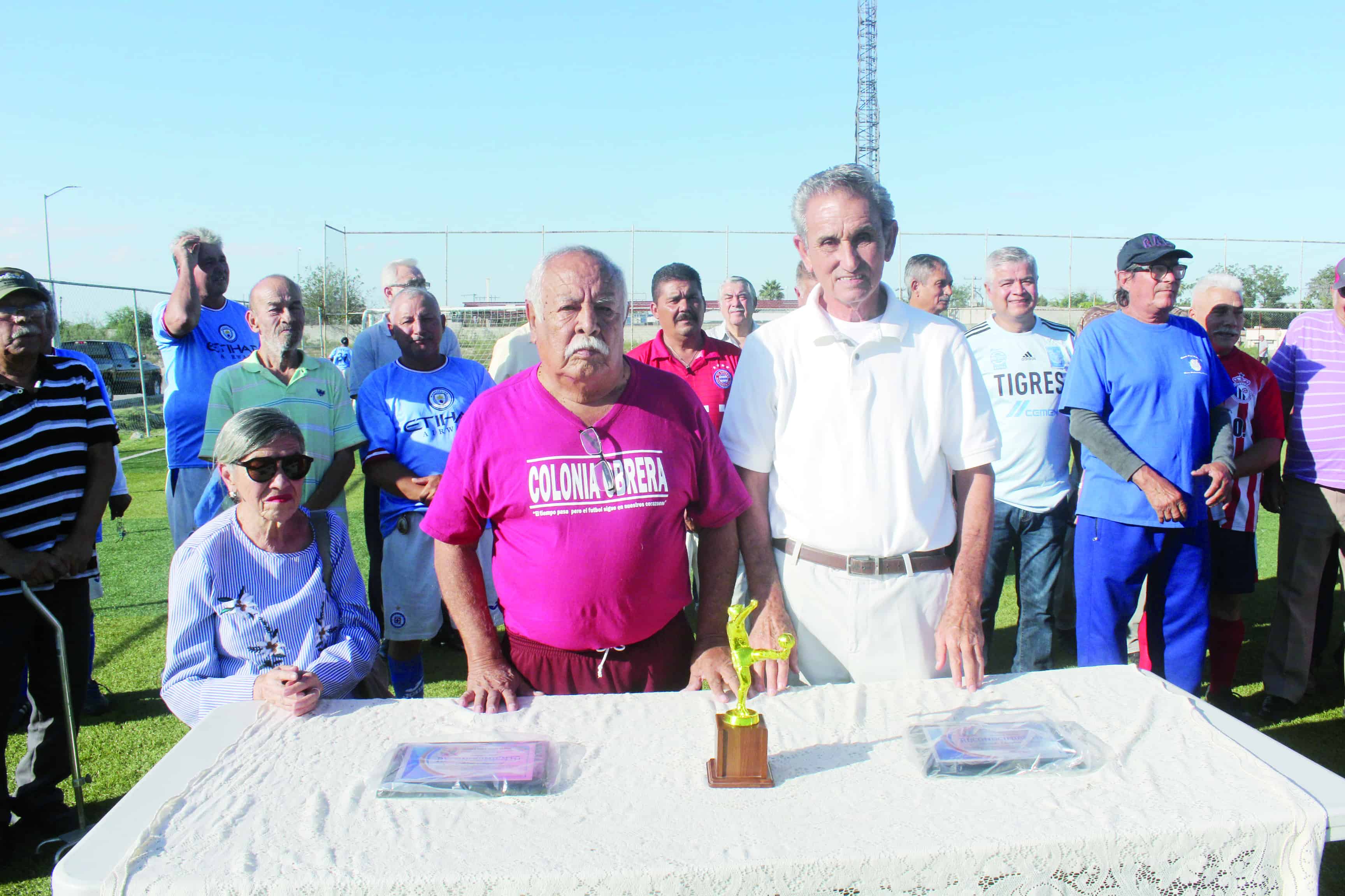 “Calín” Ricardo Quintana y Arturo Anguiano Recibieron merecido homenaje de futbolistas