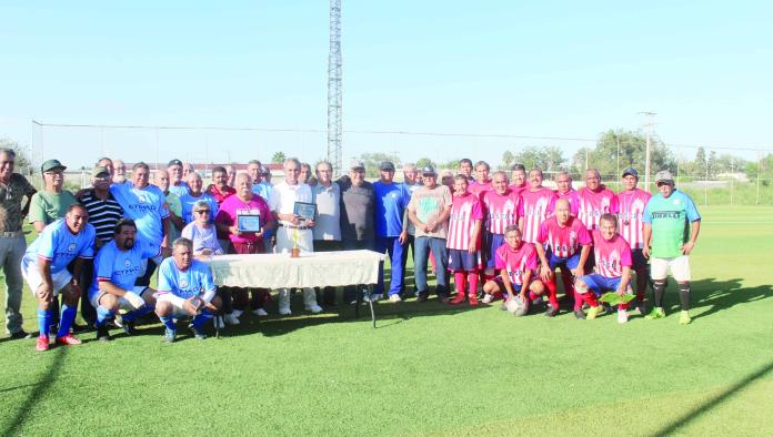 “Calín” Ricardo Quintana y Arturo Anguiano Recibieron merecido homenaje de futbolistas