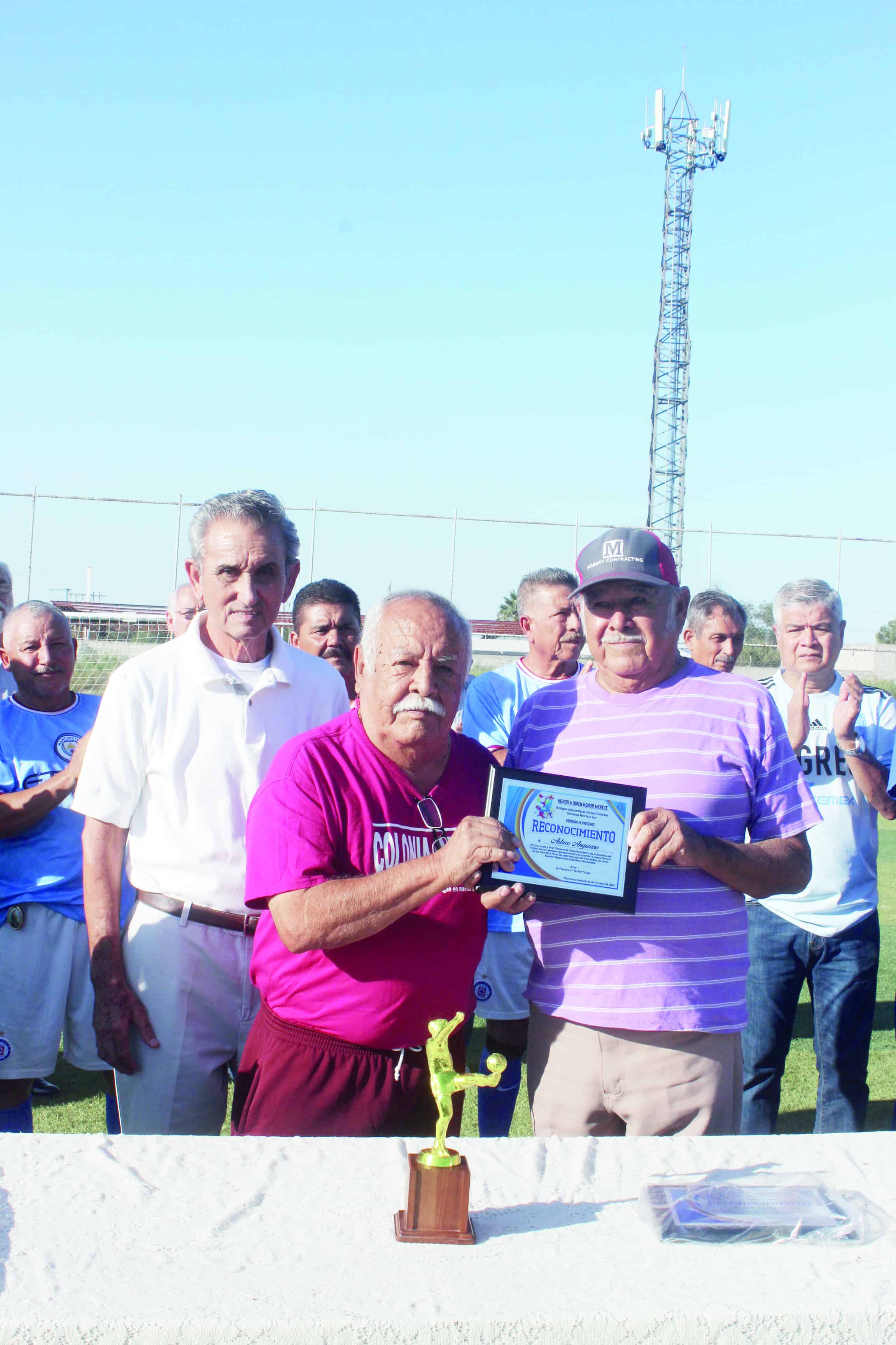 “Calín” Ricardo Quintana y Arturo Anguiano Recibieron merecido homenaje de futbolistas