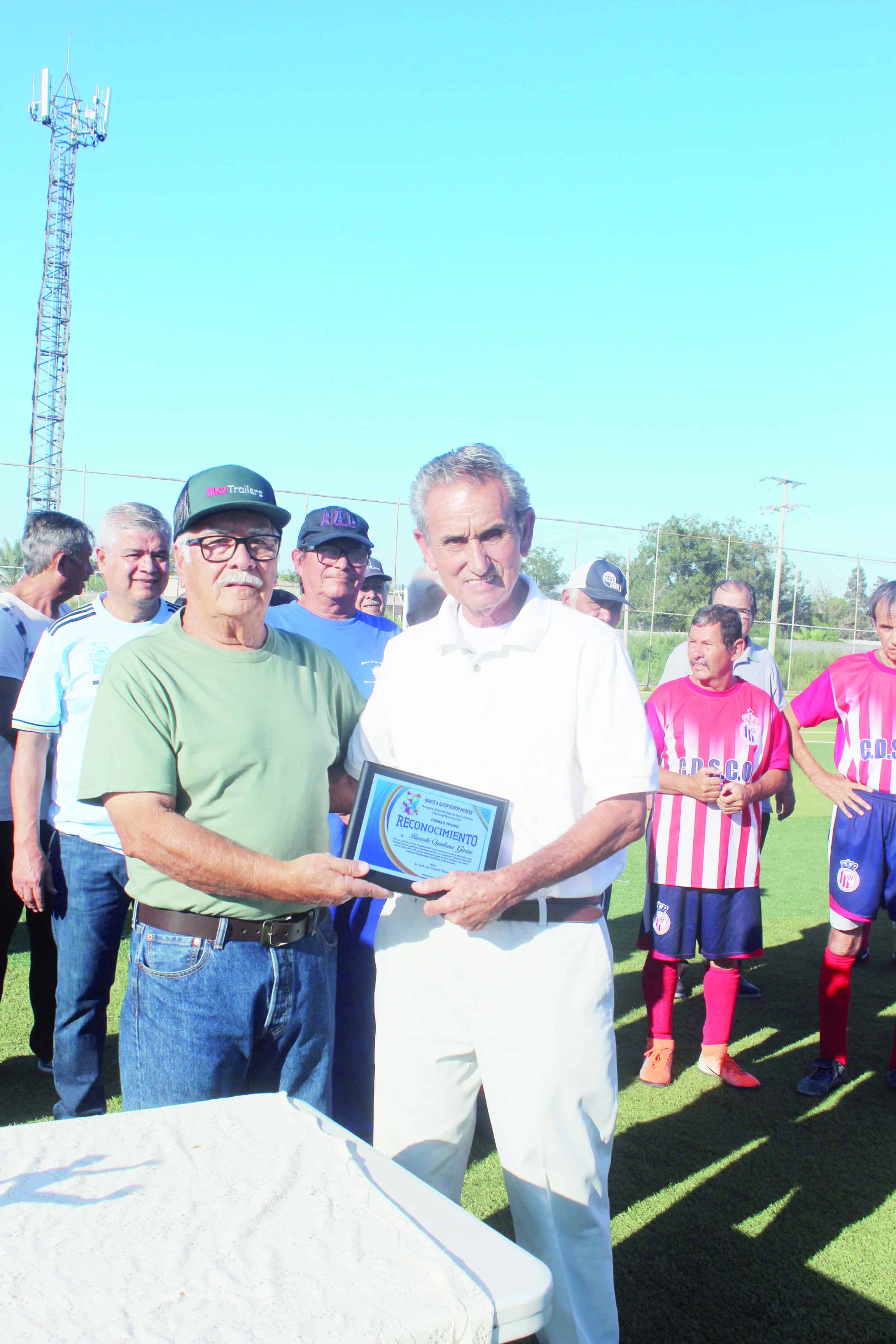 “Calín” Ricardo Quintana y Arturo Anguiano Recibieron merecido homenaje de futbolistas