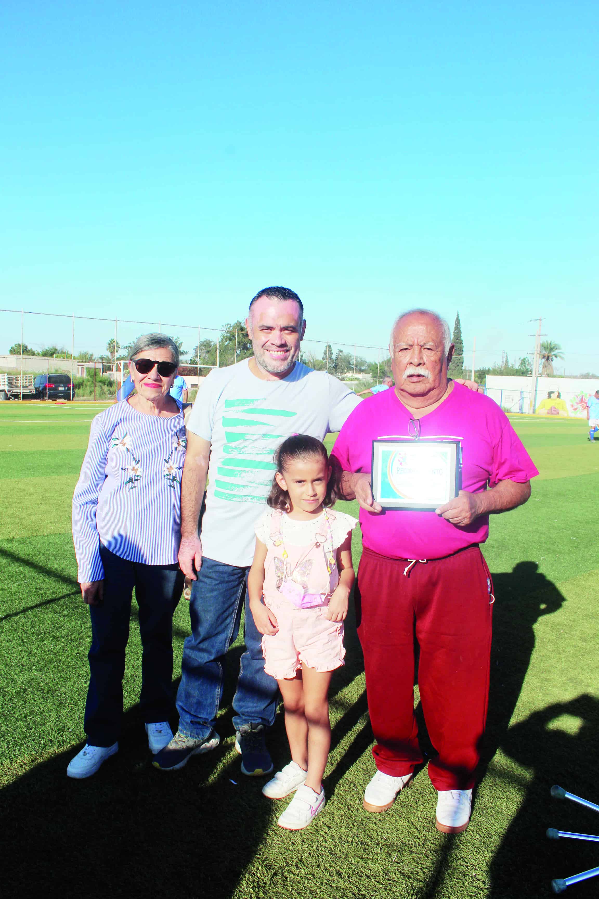 “Calín” Ricardo Quintana y Arturo Anguiano Recibieron merecido homenaje de futbolistas