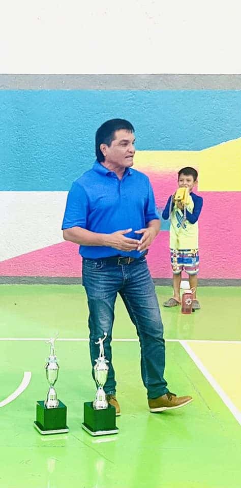 Premió Ray Arauza a campeones de voleibol