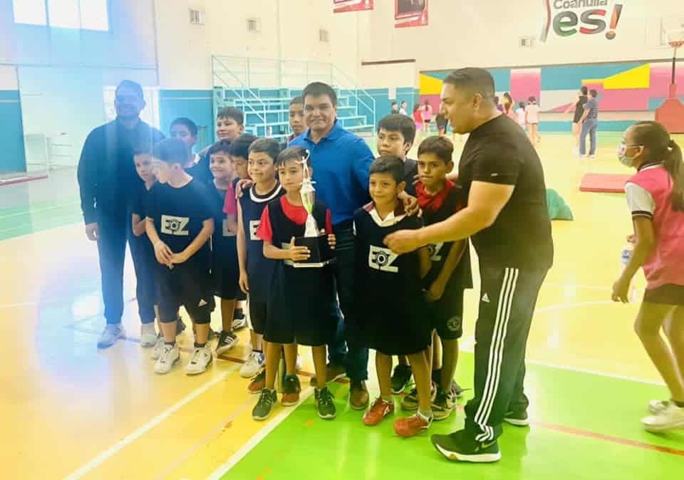 Premió Ray Arauza a campeones de voleibol