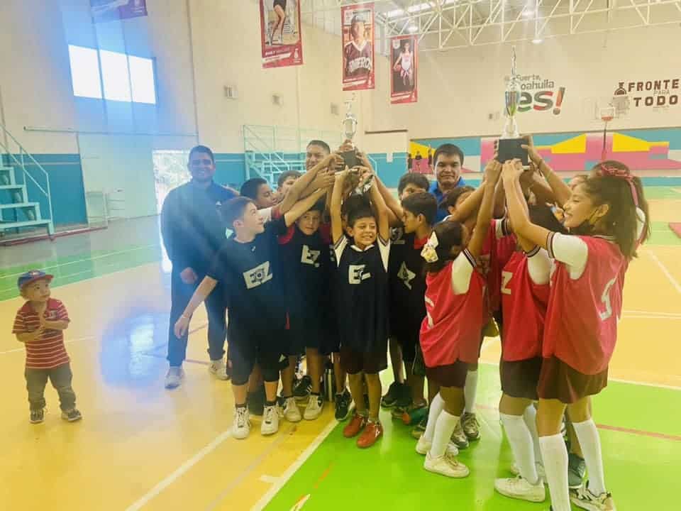Premió Ray Arauza a campeones de voleibol