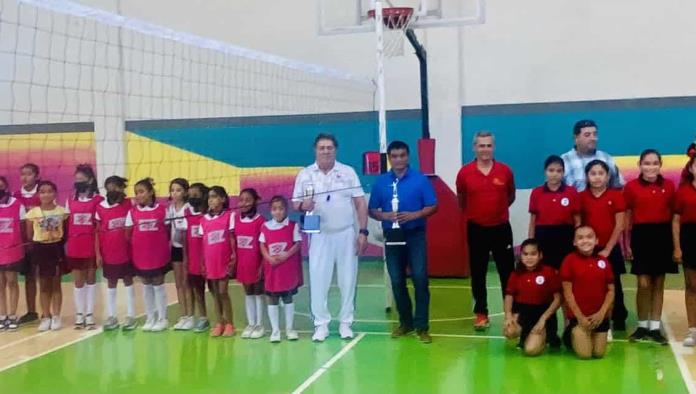 Premió Ray Arauza a campeones de voleibol