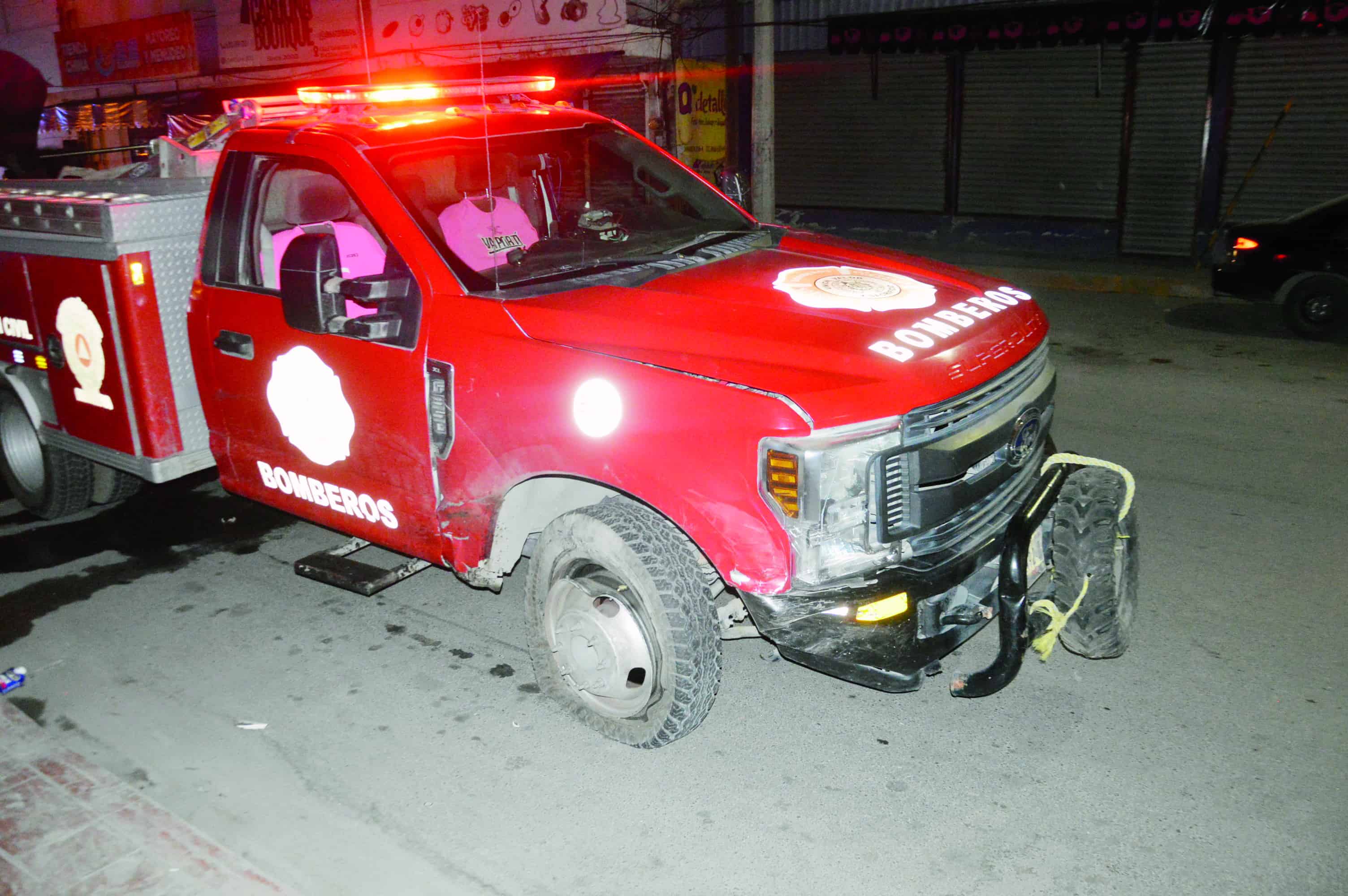 Embisten a Bomberos