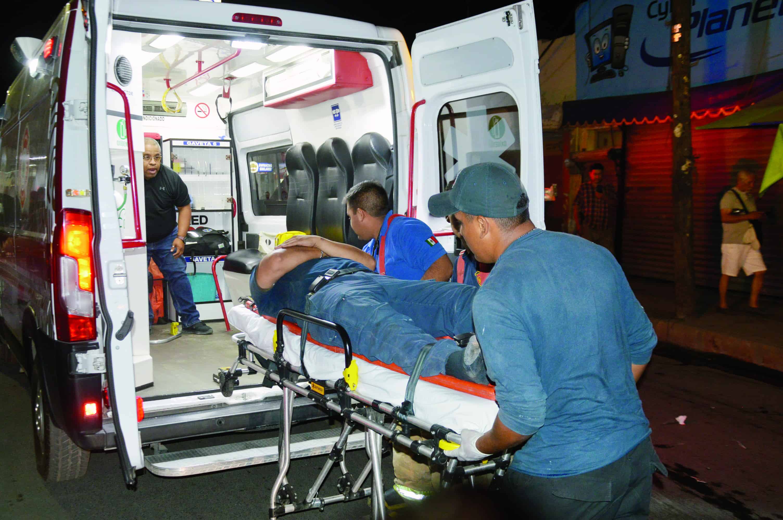 Embisten a Bomberos