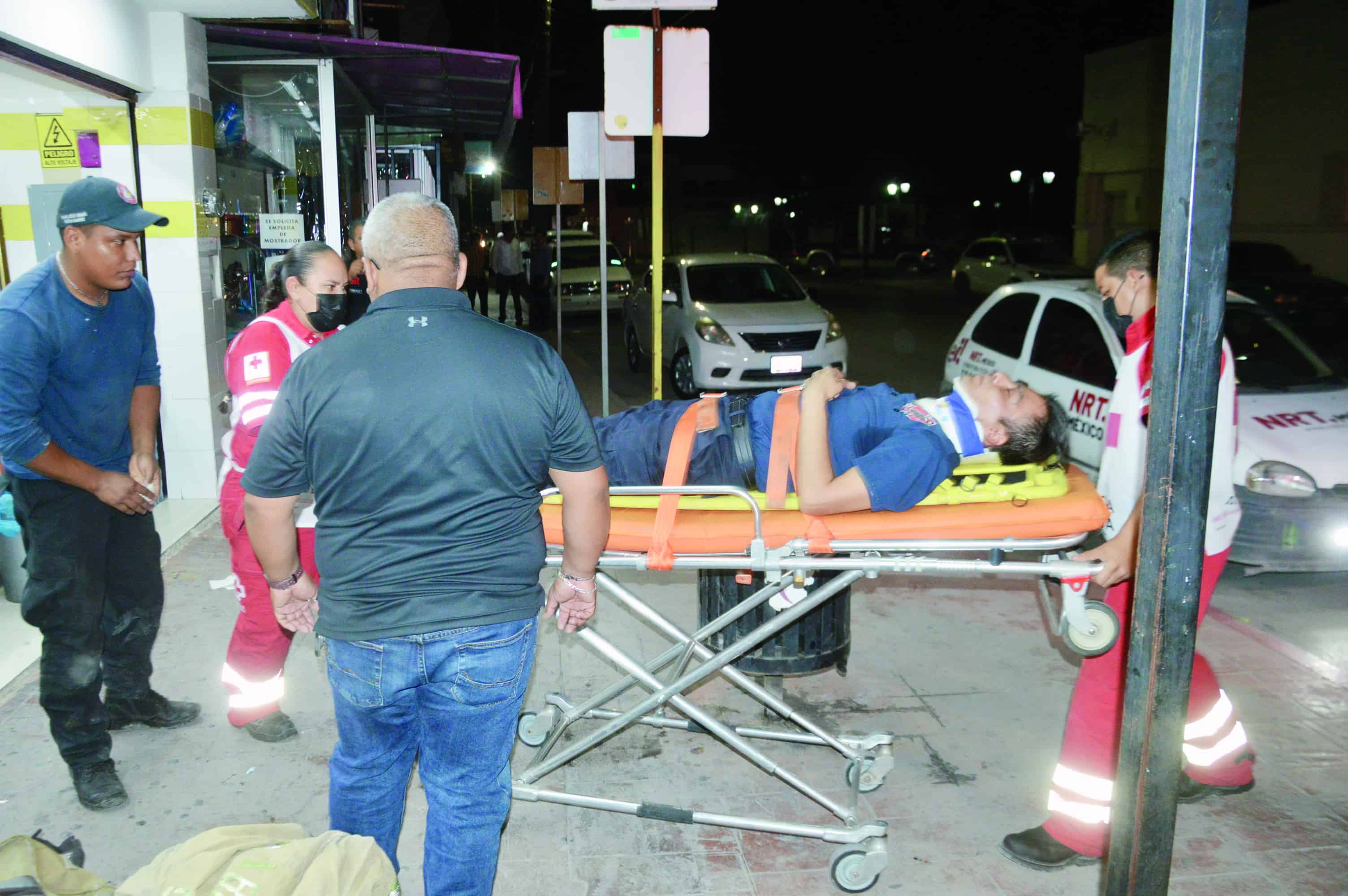 Embisten a Bomberos