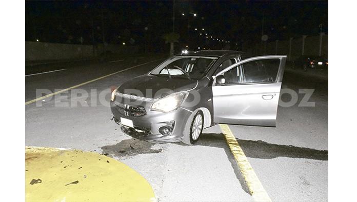 Estrella auto en camellón 