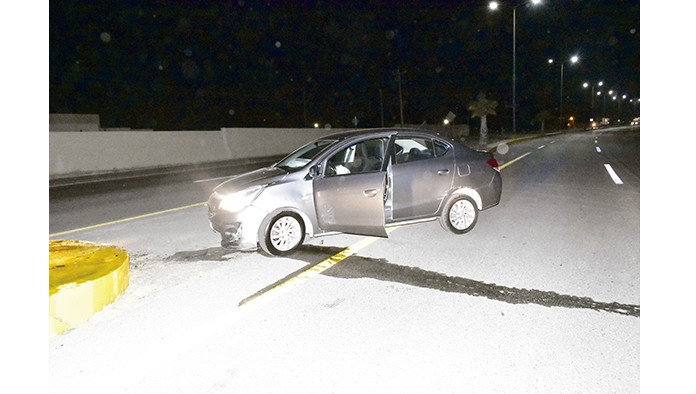 Estrella auto en camellón 